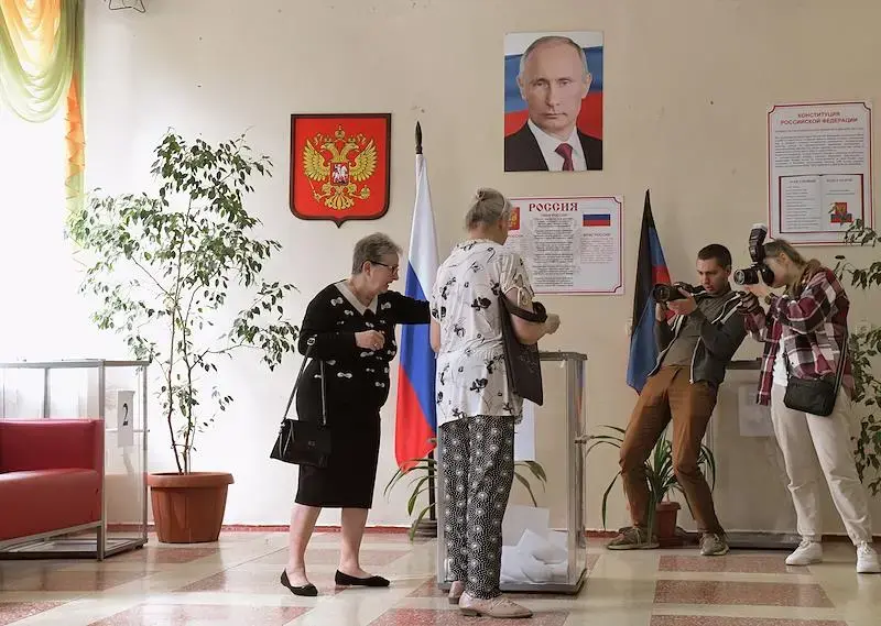Избиратели на участке в Гимназии № 6, Горловка, во время выборов в органы местного самоуправления оккупированной части Донецкой области 9 сентября 2023. Фото: Таисия Воронцова/Коммерсантъ