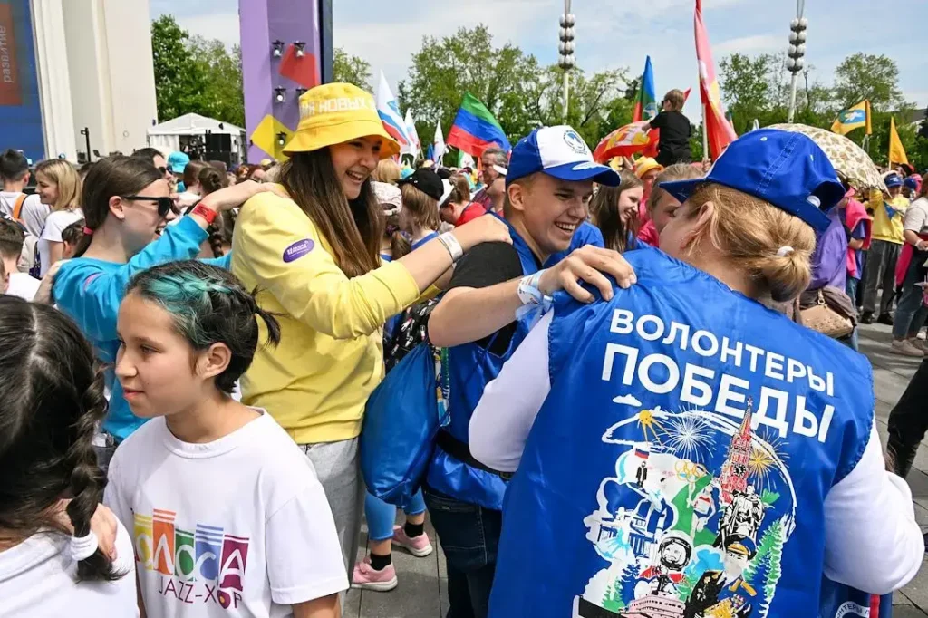 «Волонтеры победы» на фестивале детства и юности «Большая перемена» на территории ВДНХ в июне 2022. Фото: Анатолий Жданов/Коммерсантъ.