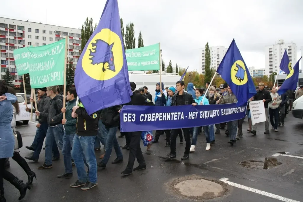 Шествие «Башкорт Юлы» 29 ноября 2014 года в Уфе, организованное «Кук буре» (движение возникло в нулевые) в честь годовщины провозглашения независимости Башкортостана в 1917 году. Источник фото: паблик «Кук буре» в ВКонтакте.
