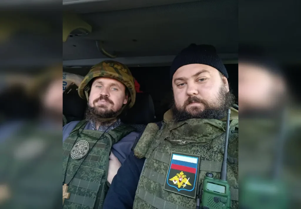 Селфи священника Роман Колеснёва (слева) со священником Александром Мешковым опубликовано 13 ноября 2022 года. Источник: личная страница Колеснёва ВКонтакте.