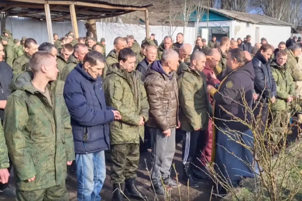 Протоиерей Пётр Гриценко выполняет обряд причастия для 200 бойцов. Источник: скриншот из видео с личной страницы Евгения Лищенюка в ВКонтакте.