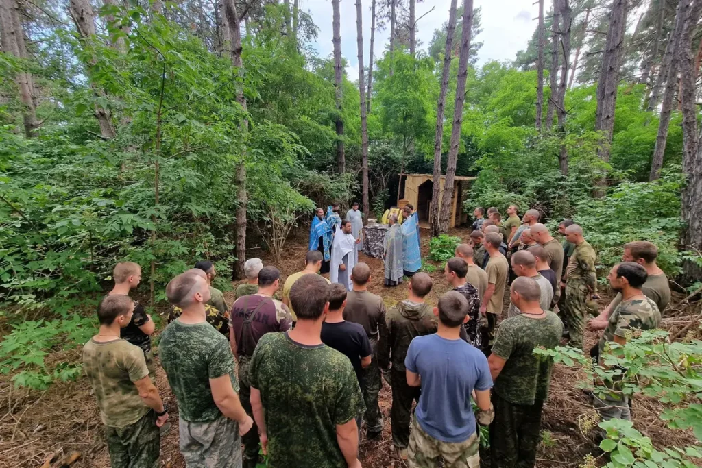 Богослужение на фронте. Источник: личная страница ВКонтакте священника Романа Колеснёва.