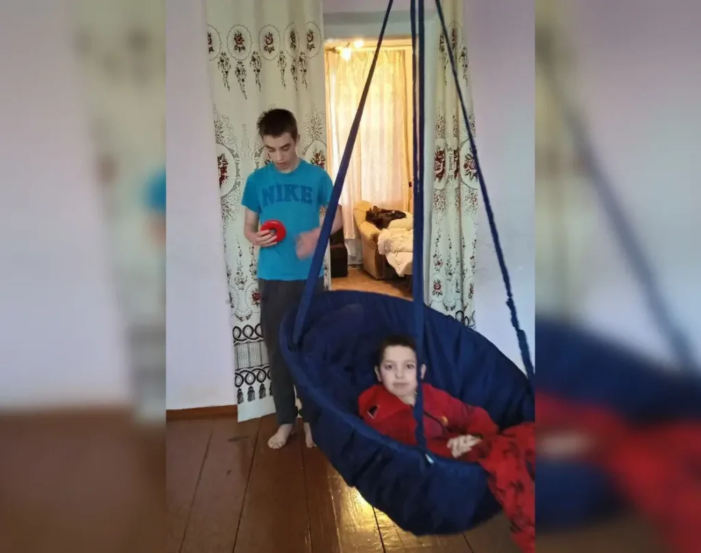Сыновья Ольги Мазур Саша (слева) и Вова (дома) у себя дома. Фото: личный архив.