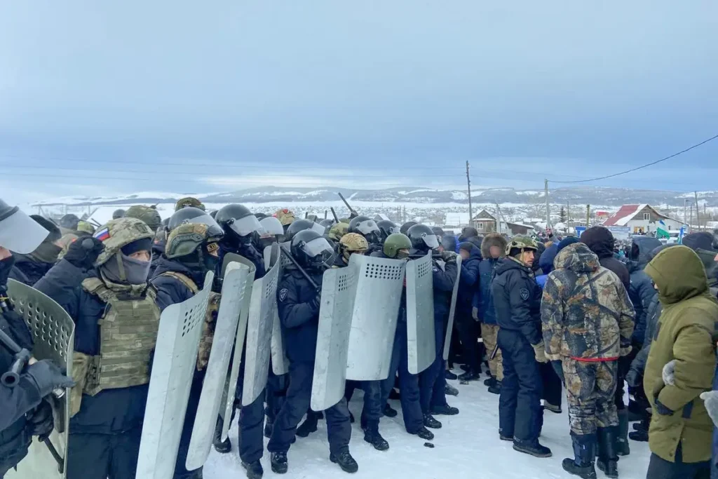 Протесты в день оглашения обвинительного приговора Фаилю Алсынову в Баймакском районном суде 17 января, Башкортостан. Фото: специальный корреспондент «Верстки».