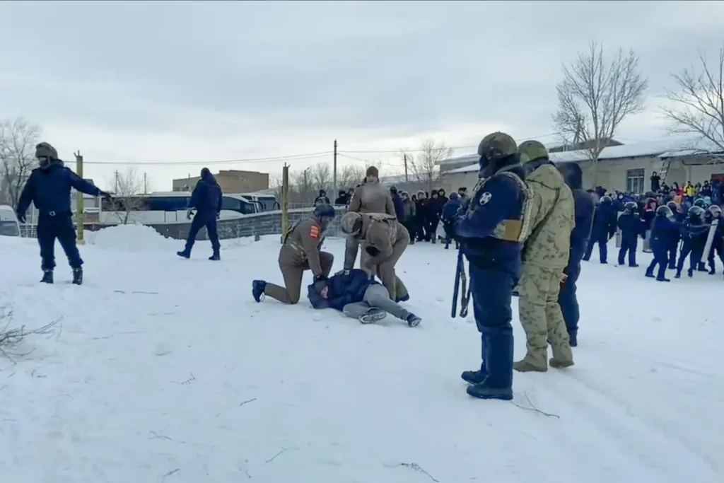Полиция задерживает протестующих в день оглашения обвинительного приговора Фаилю Алсынову в Баймакском районном суде 17 января, Башкортостан. Фото: специальный корреспондент «Верстки».