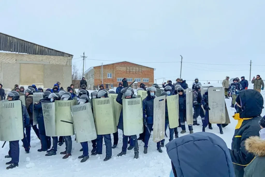 Полиция в день оглашения обвинительного приговора Фаилю Алсынову в Баймакском районном суде 17 января, Башкортостан. Фото: специальный корреспондент «Верстки».