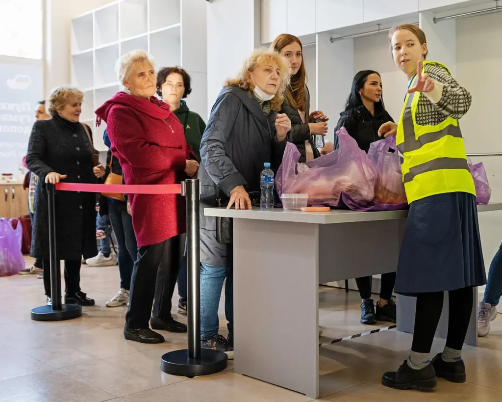 Подопечные и волонтер фонда Volunteers Tbilisi в отделении фонда. Фото: архив фонда Volunteers Tbilisi.