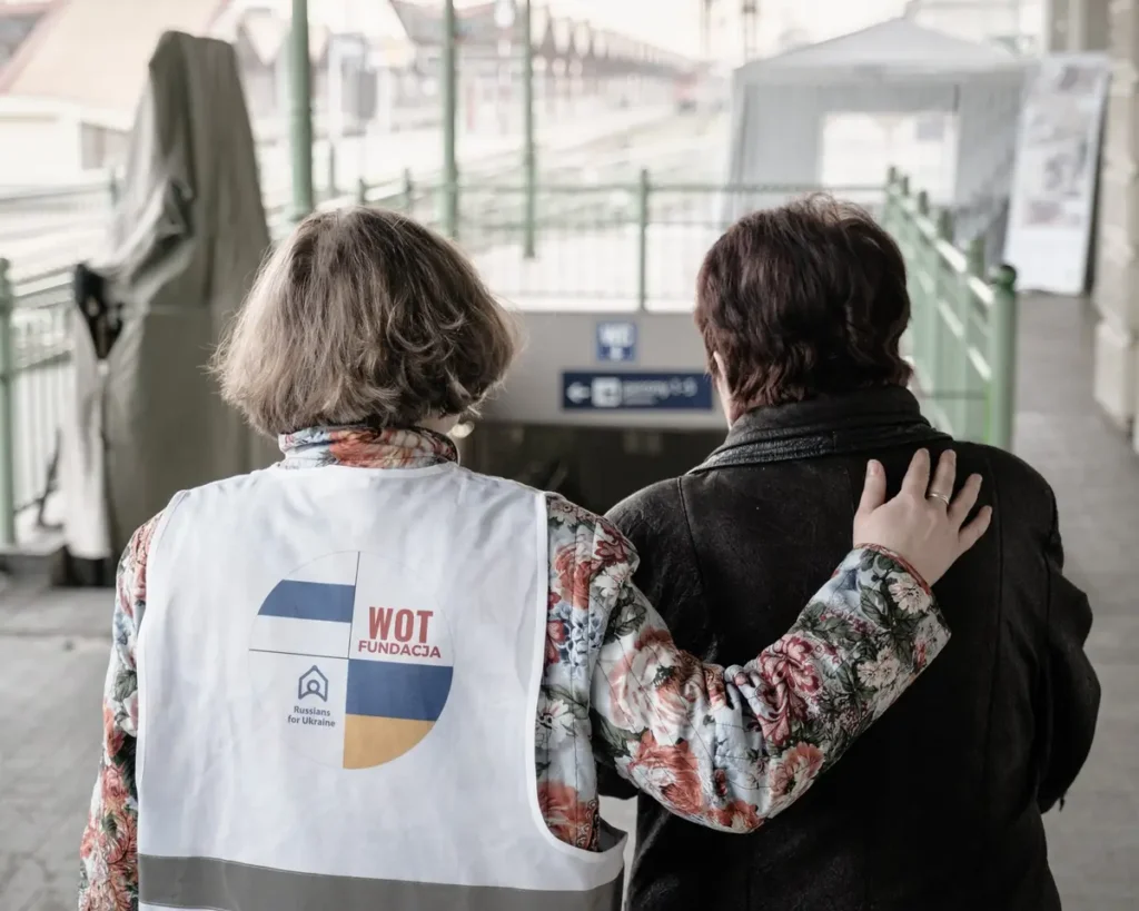 Волонтерка фонда Russians for Ukraine вместе с беженкой на границе Польши и Украины. Фото: архив фонда Russians for Ukraine.
