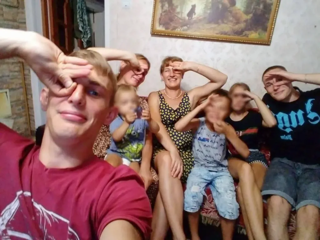 Петр (слева) и его мать Оксана Гончарова (вторая слева) с сыном Арсением на коленях. Фото: личная страница Гончаровой в Facebook.