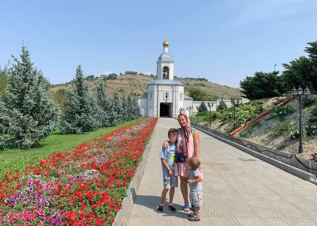 Оксана Гончарова с сыном Матвеем (слева) и Арсением (справа). Фото: личный архив.