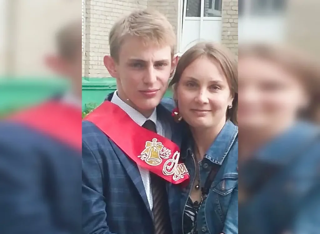 Петр с матерью Оксаной Гончаровой на выпускном. Фото: личный архив.