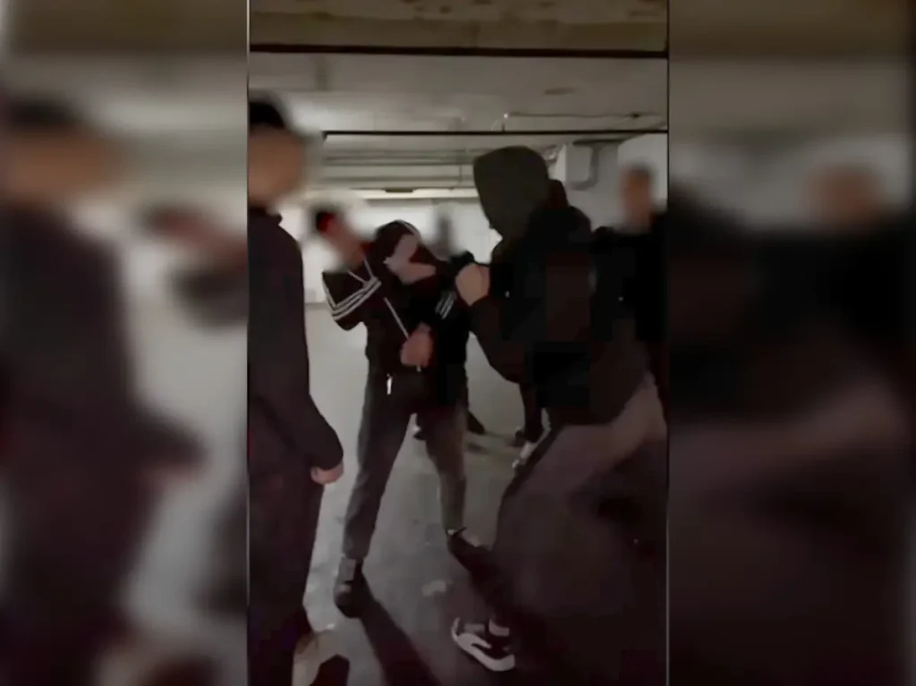 Скриншот из видео с дракой при участии несовершеннолетних в Белгороде. Источник: Youtube-канал ГТРК Белгород.