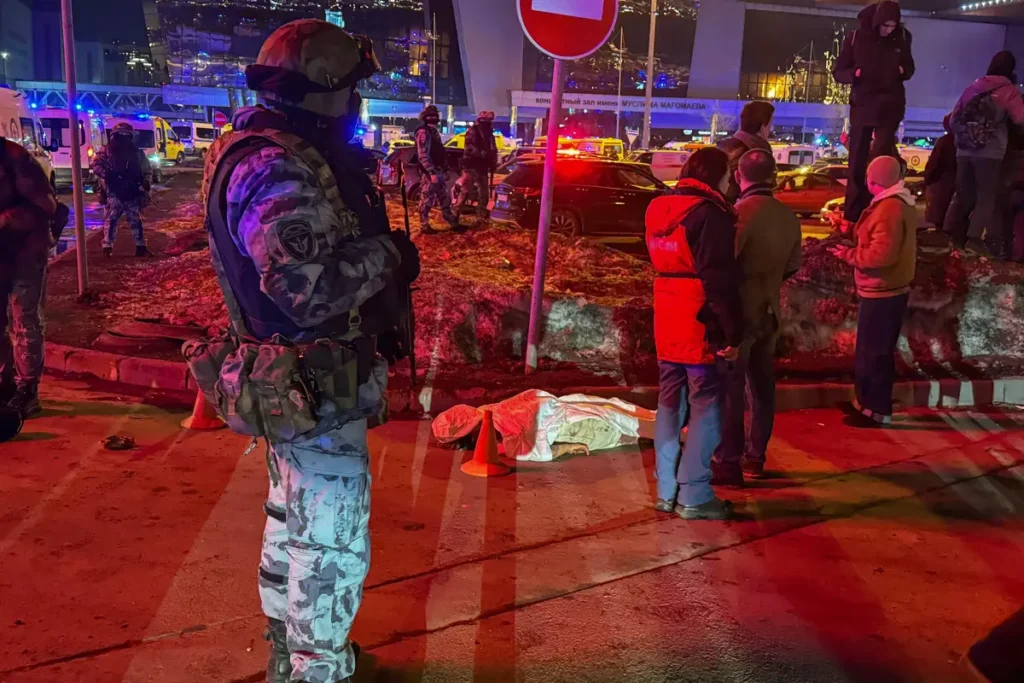 Один из погибших лежит на парковке у Крокус Сити Молл. Источник: специальный корреспондент «Вёрстки».<br />
