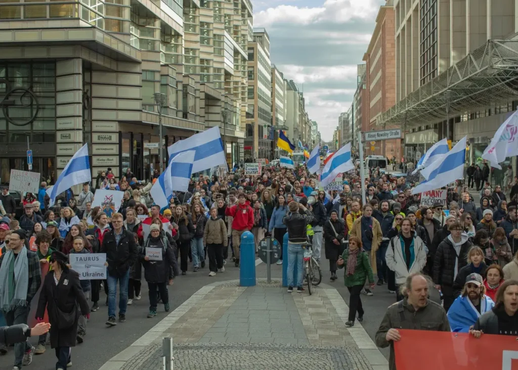 Протестующие во время акции «Полдень против Путина» у посольства России в Берлине. Фото: Ангелина Заглушкина.