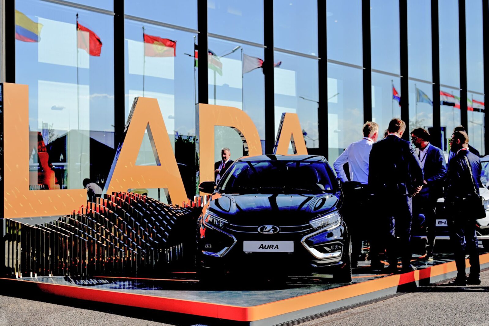 Лидерство на рынке новых автомобилей продолжает удерживать «Лада»