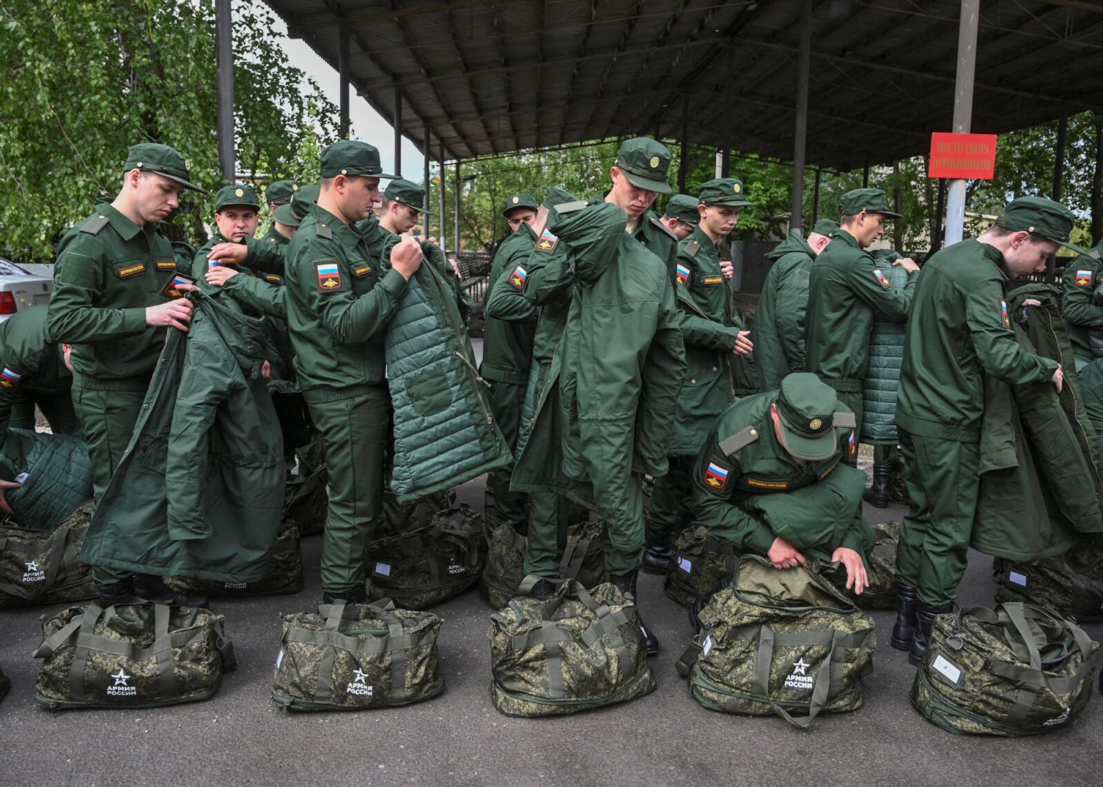За год в Москве более 26 тысяч человек подписали контракт с Минобороны и отправились добровольцами на “СВО”<br />
