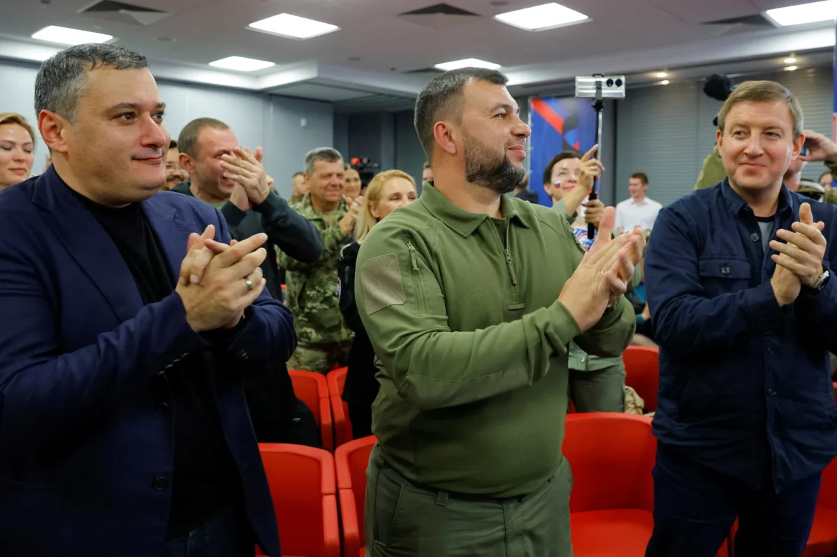 Глава ДНР Денис Пушилин, председатель Комитета ГД по информационной политике Александр Хинштейн и секретарь Генерального совета партии «Единая Россия» Андрей Турчак