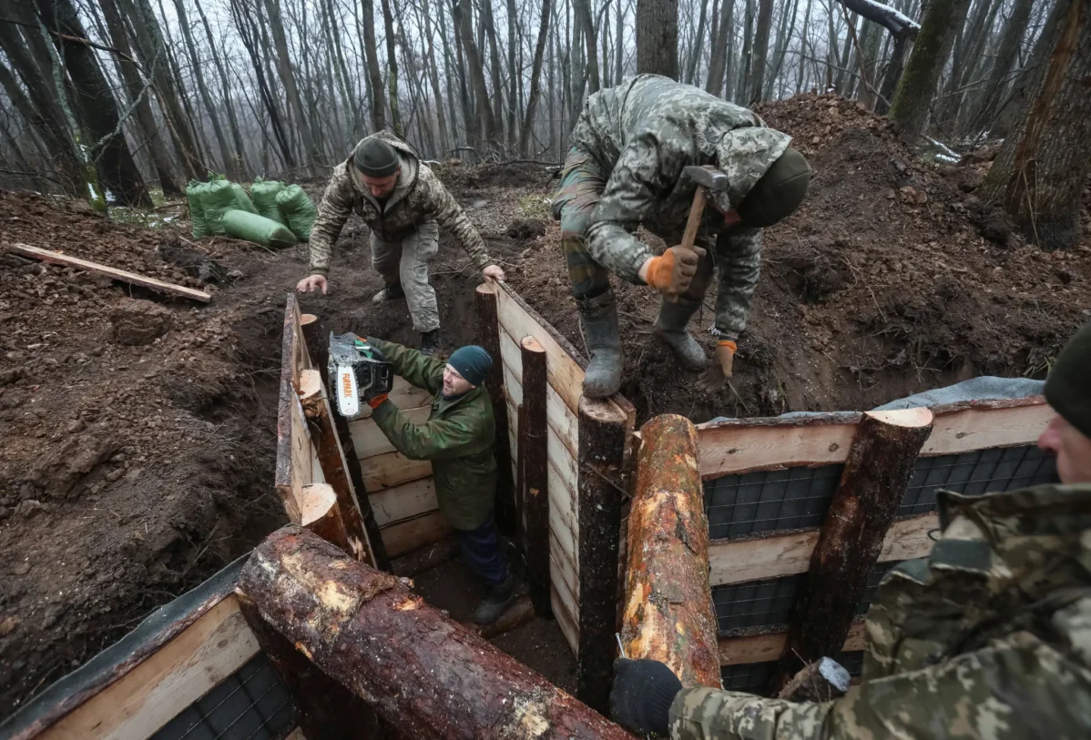 АЛТ: Ситуация в зоне «СВО»: Украинские военнослужащие возводят фортификационные сооружения в Харьковской области