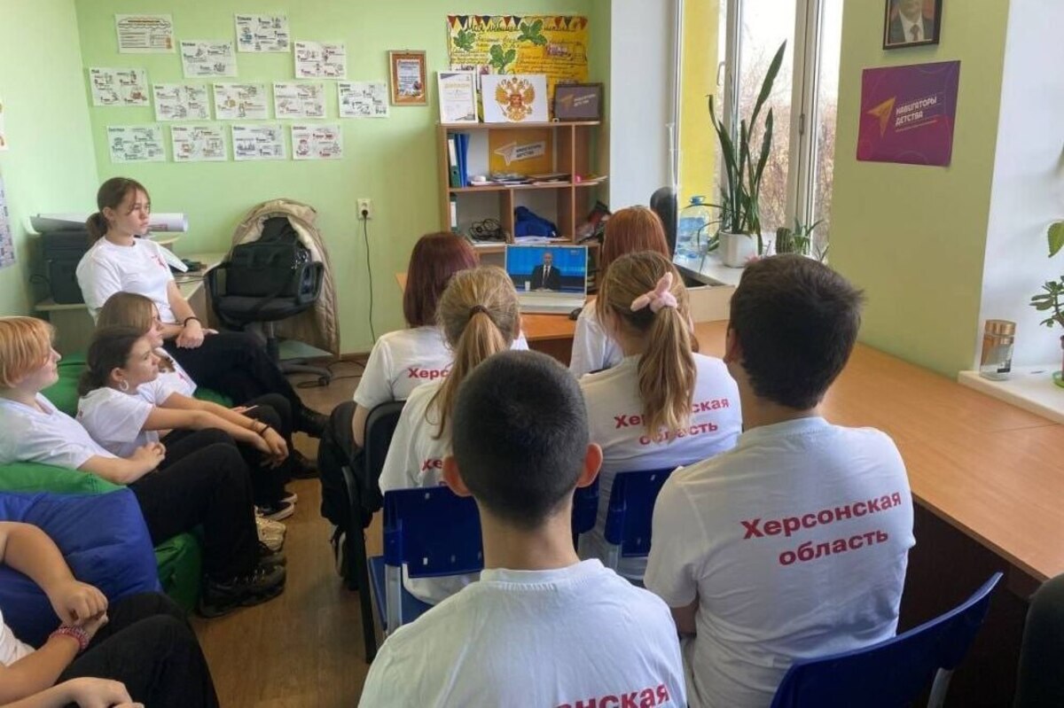 Школьники на оккупированной территории Херсонской области смотрят прямую линию с Владимиром Путиным
