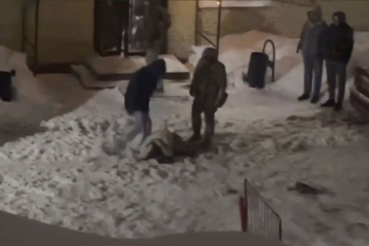 Полицейские в гражданской одежде избивают одного из посетителей ночного клуба «Типография», Тула, 18 февраля 2024 года