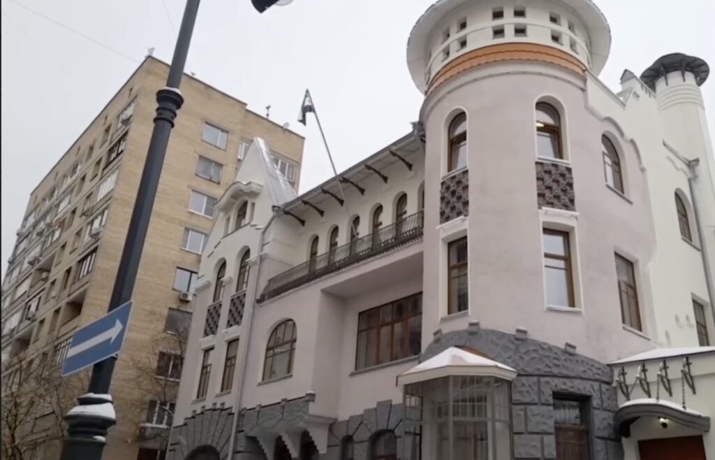 Над посольством Сирии в Москве подняли флаг сирийской оппозиции