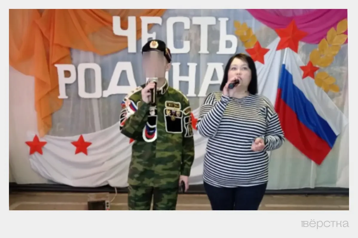 Елена Загорская на концерте, посвященном 23 февраля, в доме культуры села Сухие Гаи, Воронежская область