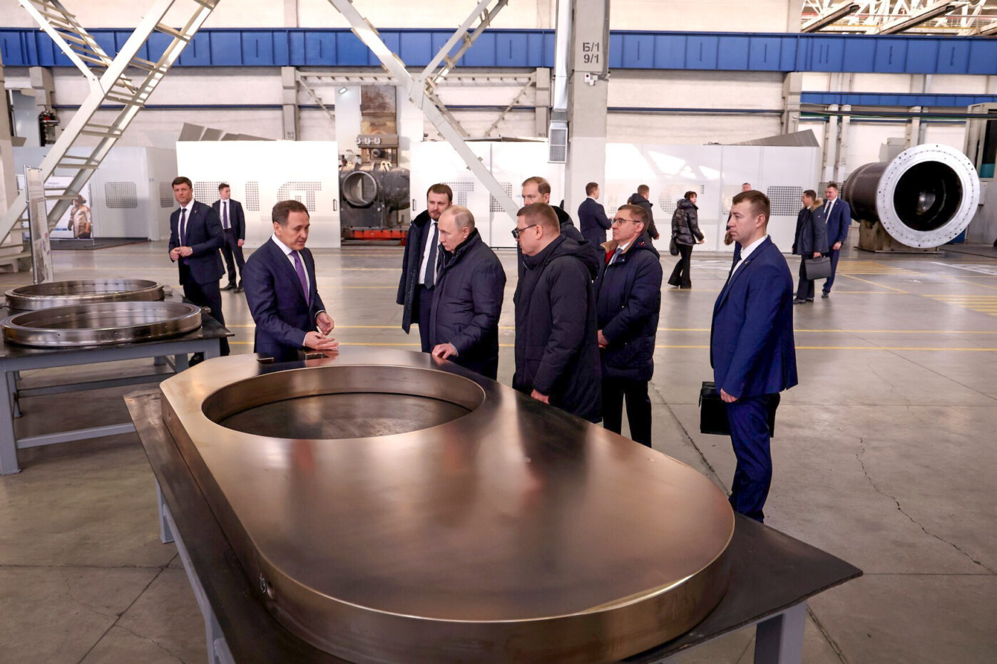 Владимир Путин во время осмотра производственной площадки в индустриальном парке «Станкомаш» в Челябинске