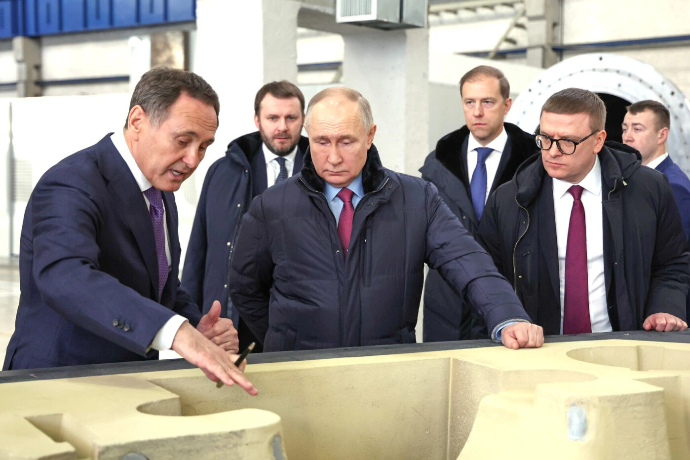 Владимир Путин во время осмотра производственной площадки в индустриальном парке «Станкомаш» в Челябинске