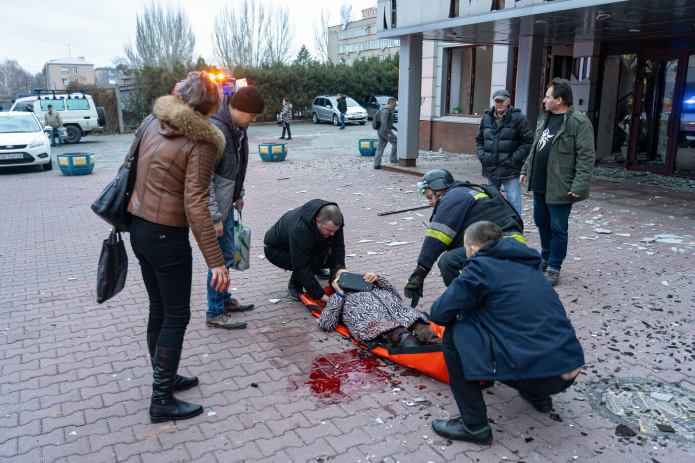 Женщина, раненная во время удара российскими КАБами по Запорожью 8 января 2025 года