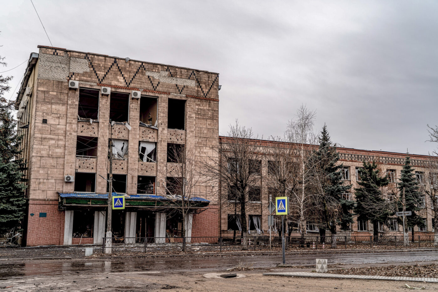 Вид на поврежденное здание во время эвакуации мирных жителей из прифронтового города Покровск