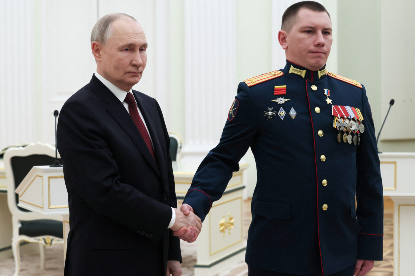 Владимир Путин вручает медаль «Золотая Звезда» Герою России военнослужащему во время церемонии в Кремле в Москве, Россия