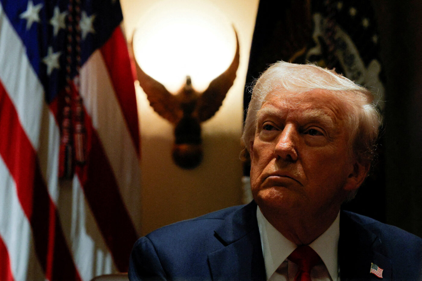Президент США Дональд Трамп проводит первое заседание кабинета министров в Белом доме в Вашингтоне