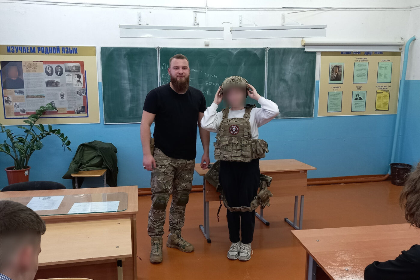 Никита Тухар во время проведения «мотивационной встречи» со школьниками