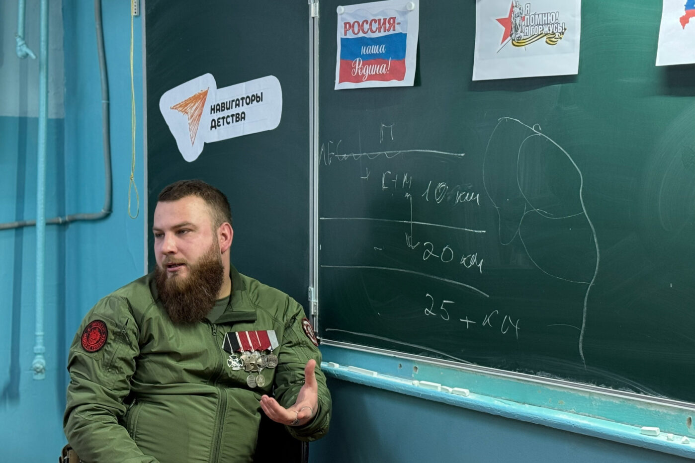 Никита Тухар во время проведения «мотивационной встречи» со школьниками