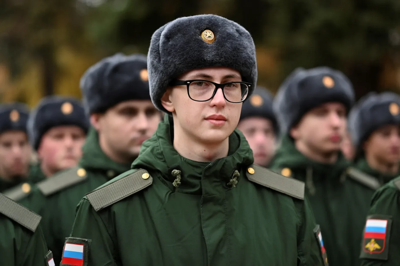 Российские призывники, призванные на военную службу во время осеннего призыва 2024, выстраиваются в очередь перед отправкой в гарнизоны