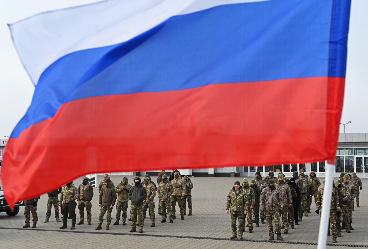 Российские военнослужащие принимают участие в церемонии получения новой военной техники в Ростове-на-Дону 23 февраля 2025 года