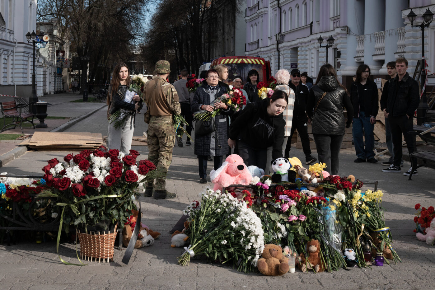 Горожане собрались, чтобы почтить память своих близких, погибших от российского ракетного удара в Сумах