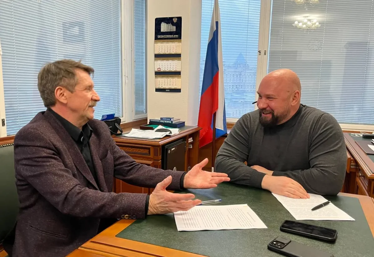 Виктор Бут и депутат от партии ЛДПР Владимир Кошелев во время встречи 24 января 2023 года
