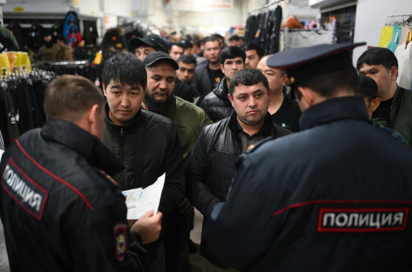 Сотрудники полиции проверяют документы у работников торгового центра в ходе рейда по обеспечению соблюдения правил воинского учёта в Новосибирске