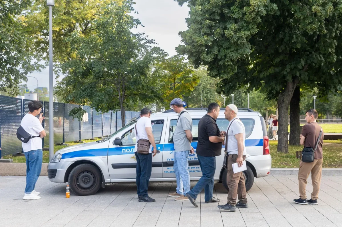 Проверка документы у мигрантов возле ВДНХ в Москве