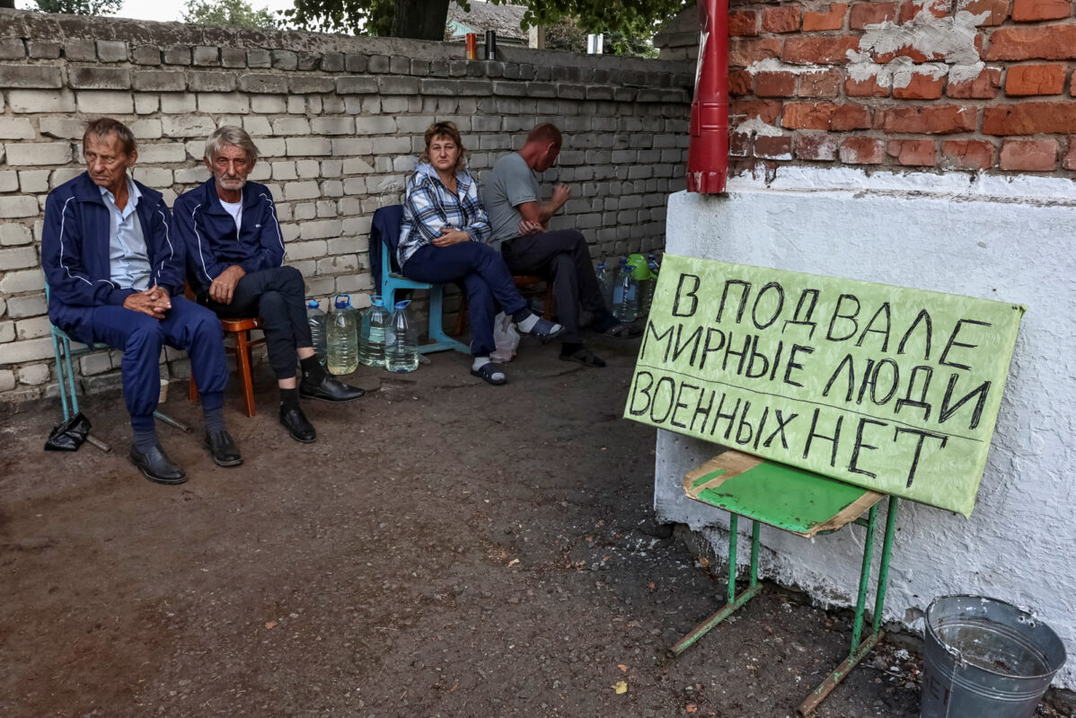 Год с вторжения ВСУ в Курскую область: местные жители сидят возле убежища, где они прятались во время боев в Судже